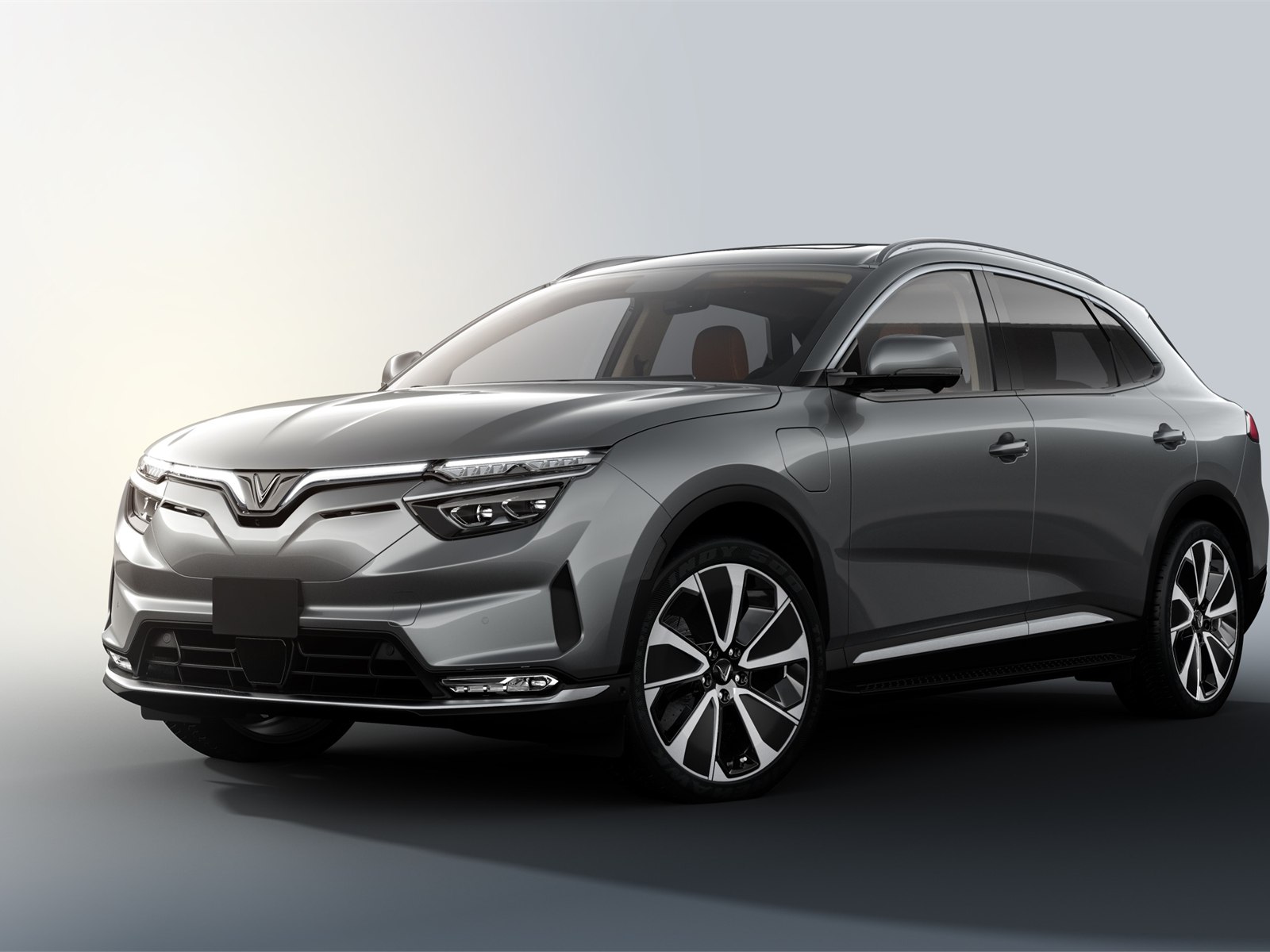 VinFast VF 8 với logo chữ V nổi bật